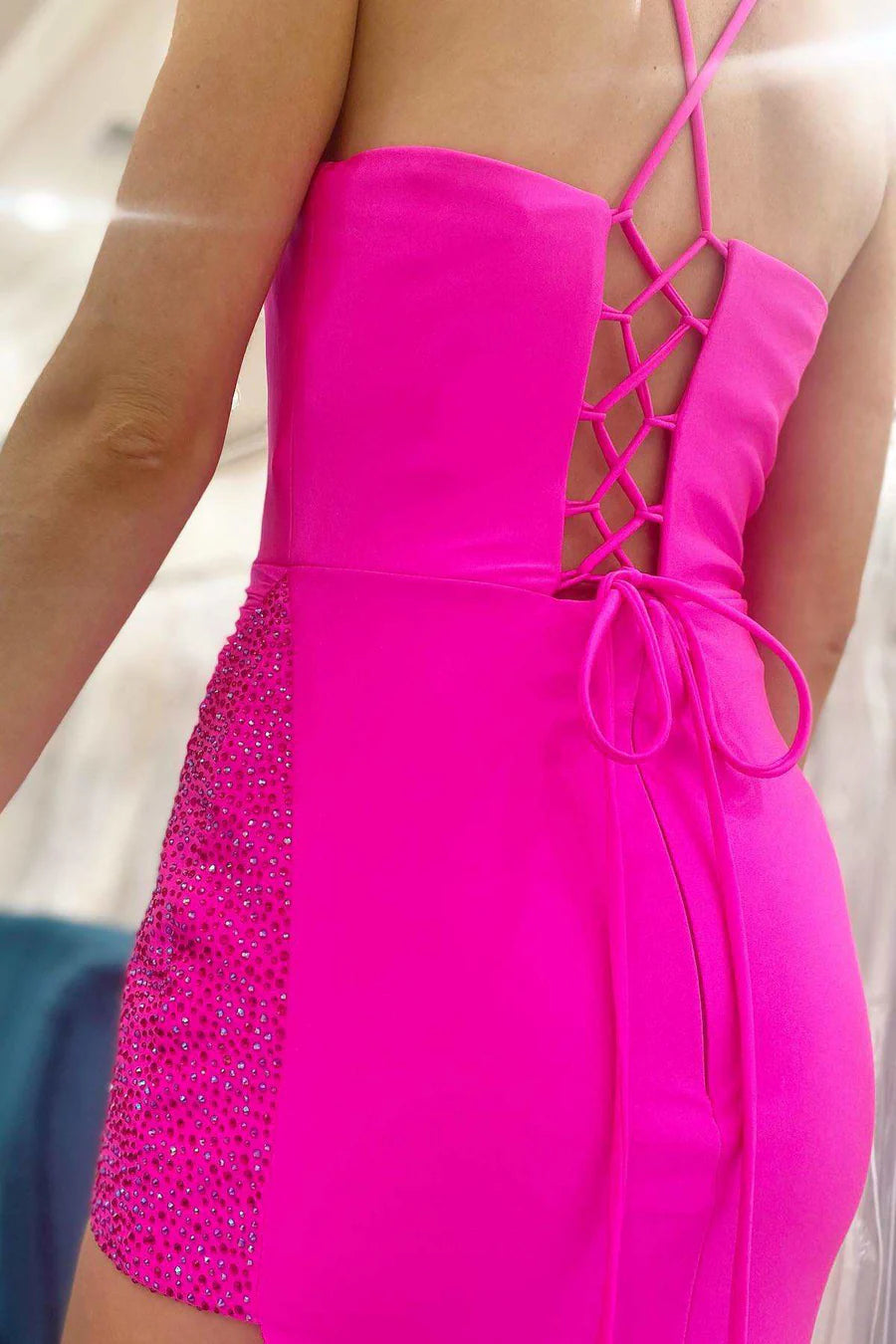 Vestido de fiesta con cuello vuelto, cordones y abertura